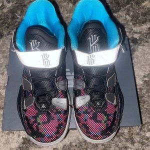 Kyries boys size 13 Worn once excellent condition like brand new Obo